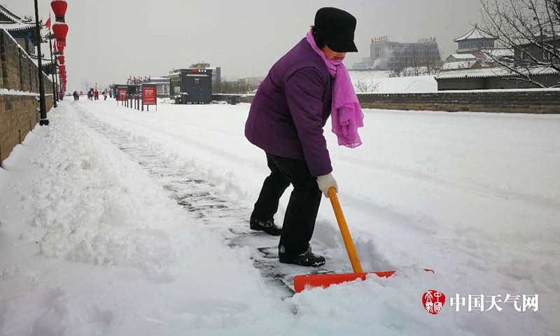 Giữa mùa đông lạnh không tưởng ở Trung Quốc, gia đình vẫn mở tiệc linh đình, ăn cỗ ngay dưới trời mưa tuyết